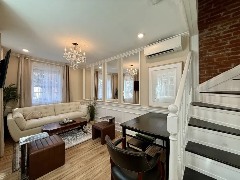 3bdrm Queen Village on Historic Cobblestone Street - Image 1