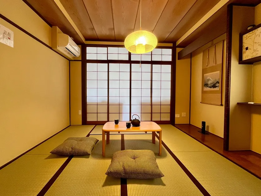 GU HOTEL Near Shinjuku · Spacious Three-Bedroom Suite · 10 Guests · Bathtub + Projector - Image 1