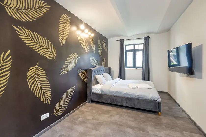 Golden Leaf Studio - Free Parking & Sauna - Image 1