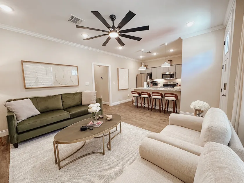 Chic 1-Story 2BR Near LaTech | King +2 Twins - Image 1
