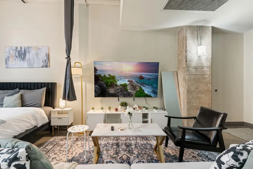3Bed2Bath Loft Valet Parking Downtown Kay Bailey - Image 1
