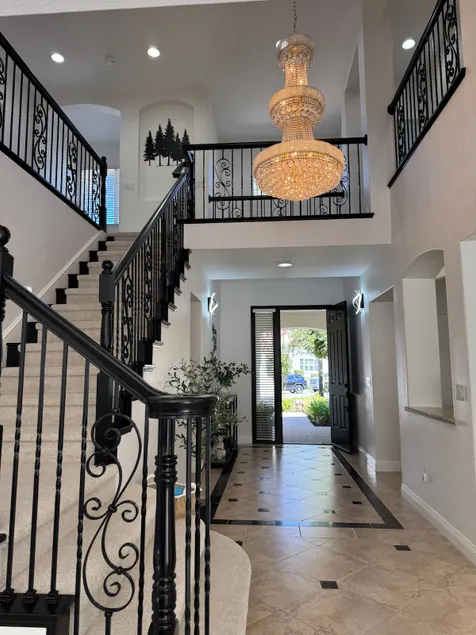 Luxury 5-bedroom Retreat in Roseville Suburbs - Image 1