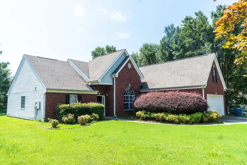 Spacious Vaulted 4BR Family Home Near Mall of GA Sleeps 12 - Image 1