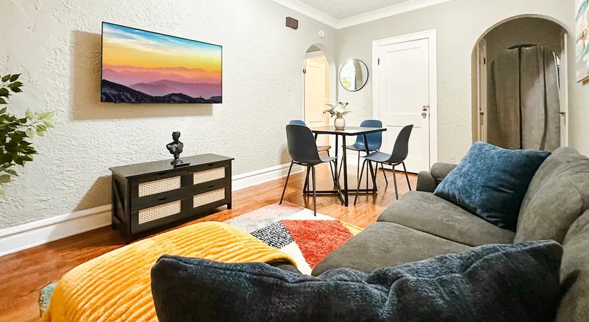 Cozy & Stylish Apt for 4 Near City+Airport - Image 1