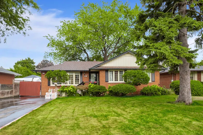 Cottage Style House with Hot Tub - Image 1