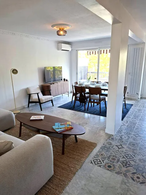 Elegant and comfortable 3 room, beach & transport within walking distance - Image 1