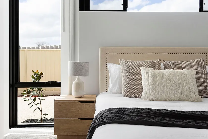 Lux Stay 5 Beds- Near Airport+CBD+Cafés+Curtin Uni - Image 1