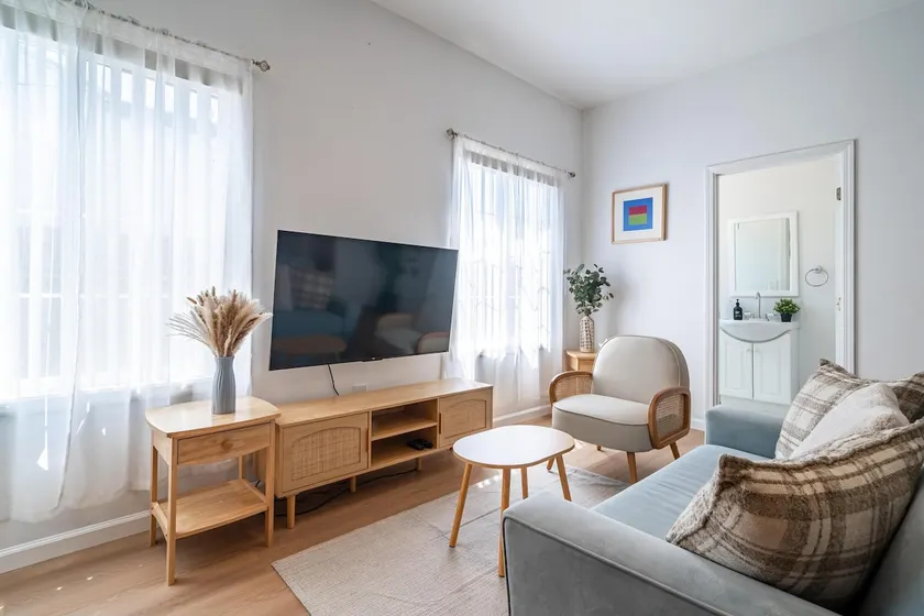 Cozy Designer 3BR 7-mins to Oakland Airport - Image 1