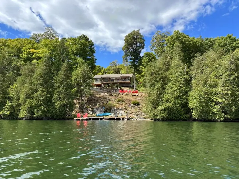 Waterfront Cottage for 14,Private Lake Views - Image 1