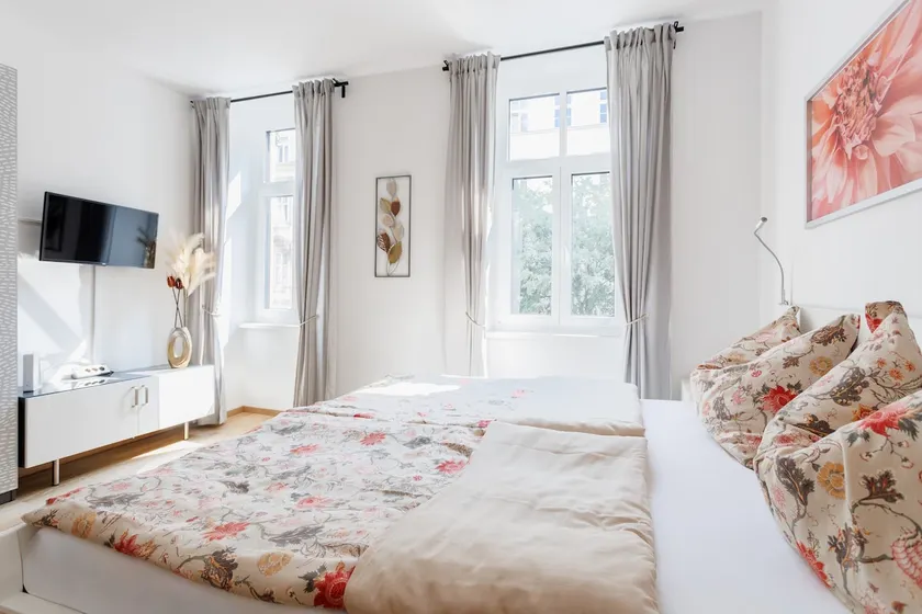 Central Renovated Apartment with Free Parking & AC - Image 1