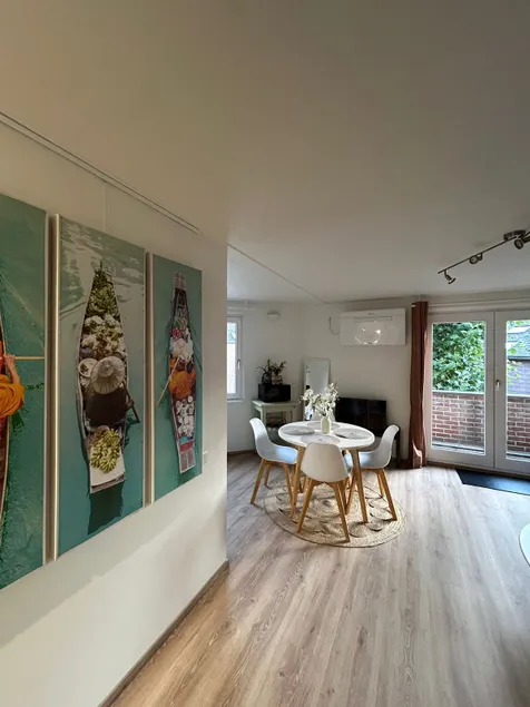 Central LLN – Renovated Apartment – Free Parking - Image 1