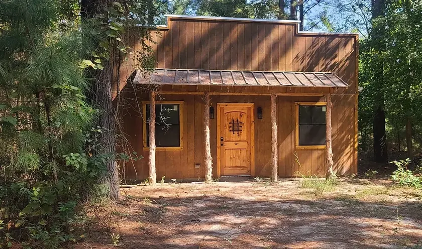 Hidden East Texas Piney Woods Western Bank Cabin - Image 1