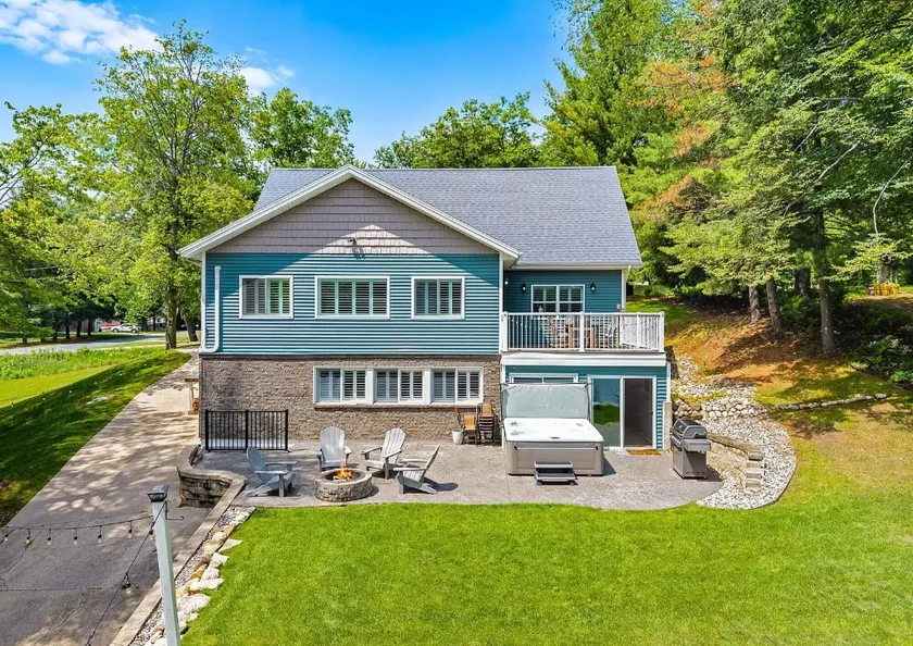 Marywood Cottage: Luxury Lake Living, Pedal boat - Image 1