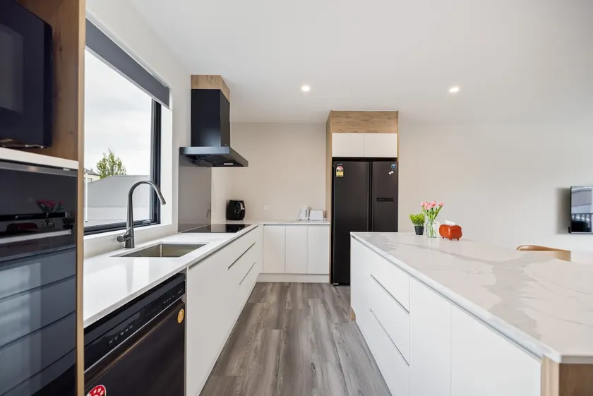 Spacious 3 Bedroom Townhouse - Close to Stadium - Image 1