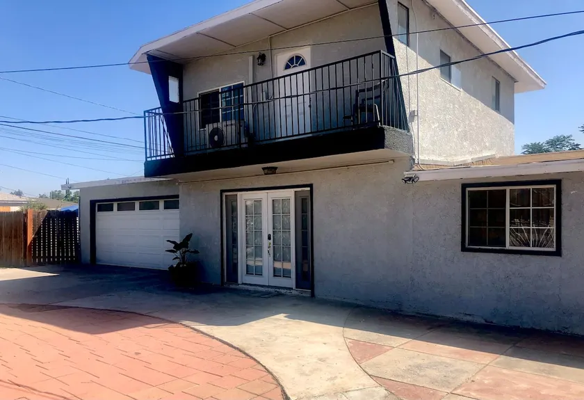 Hidden Elmwood- 3 bedroom - 1 queen bed / 2 full - Image 1