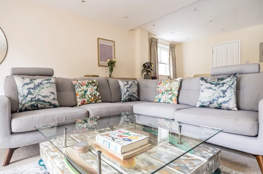 Spacious Surrey Family Home with Free Parking - Pass the Keys - Image 1