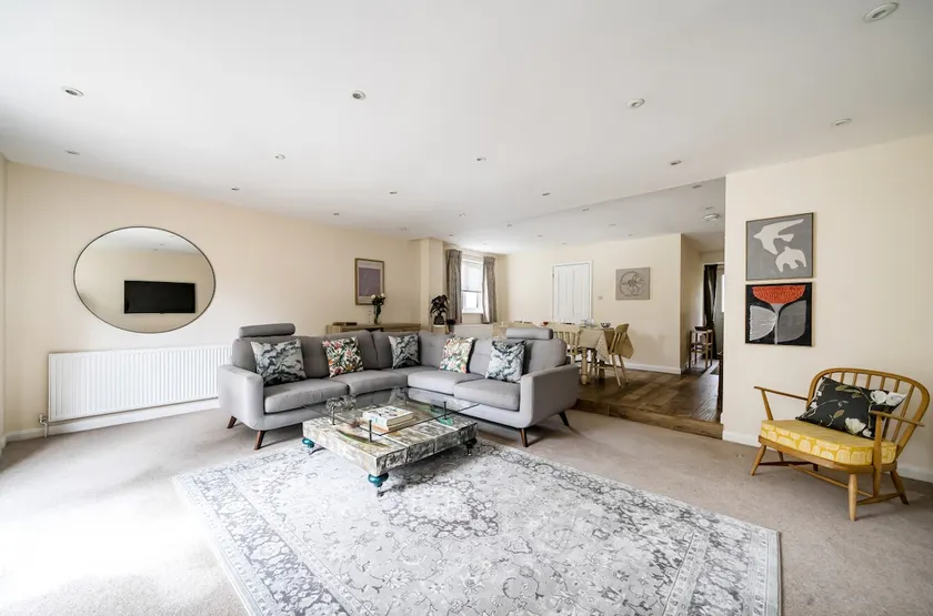 Spacious Surrey Family Home with Free Parking - Pass the Keys - Image 1