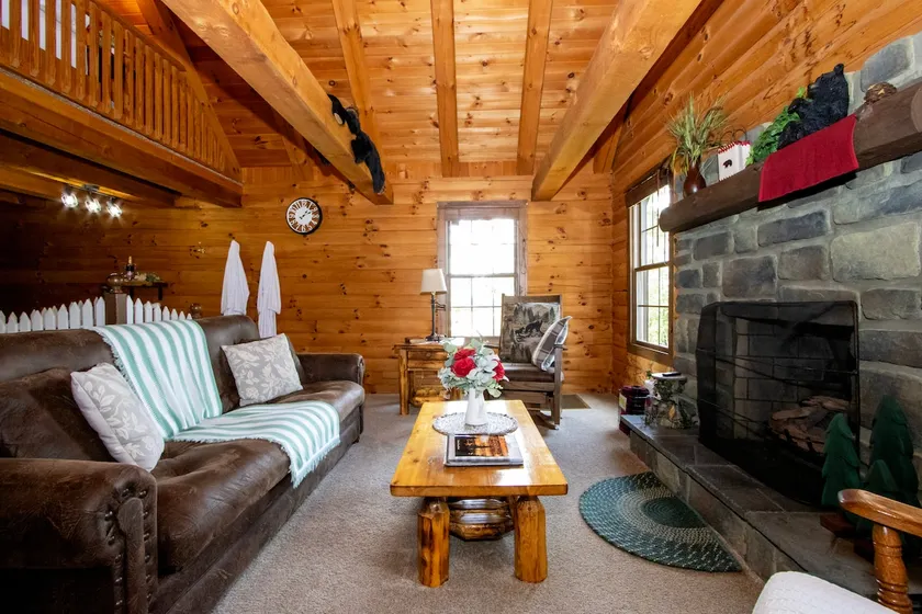 Cozy Cabin Stay in Amish Country + Jacuzzi - Image 1