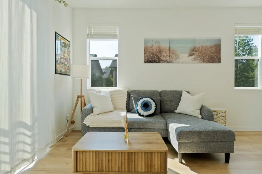Bright 2BR Townhome | Easy Access to Downtown & UW - Image 1