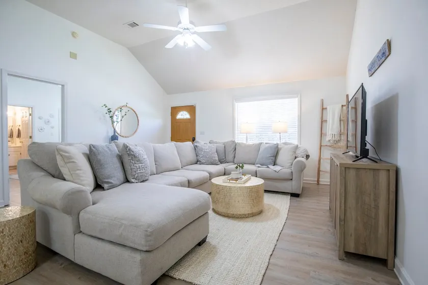 The Pappy, 2BR House by Velvet Ditch Villas - Image 1