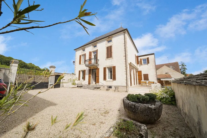 Burgundian house near vines and Beaune - Image 1