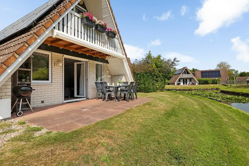 Comfortable and luxurious 6p holiday home on fishing pond! - Image 1