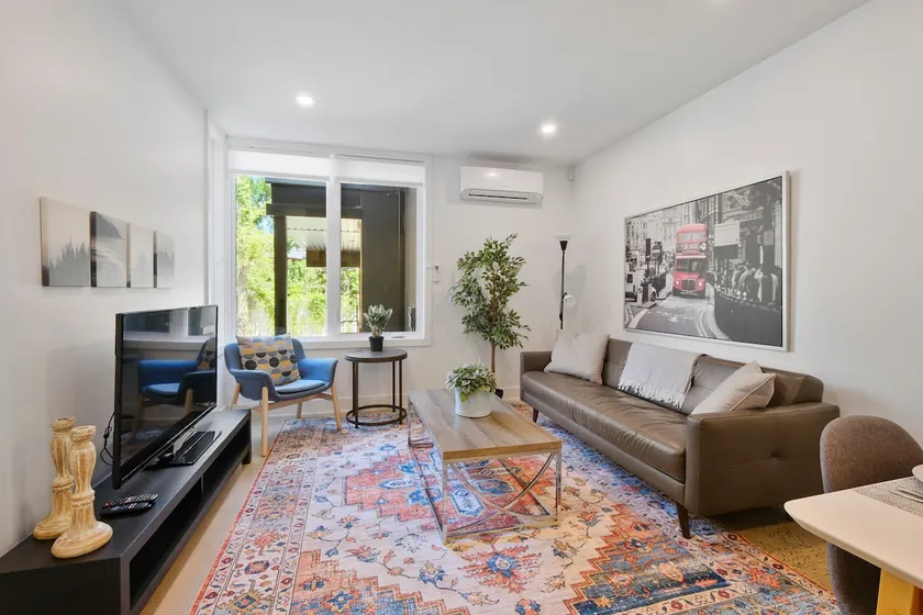 King 1BR w/parking near Rideau Canal skateway - Image 1