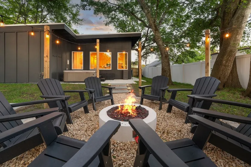 The Salty Palm- Hot Tub/Fire-pit/ 1 mile to Dwtwn! - Image 1