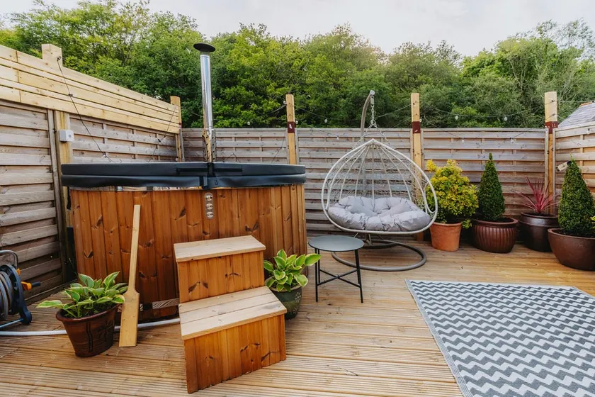 Love Nest Lodge 1BR with Hot Tub and Outdoor Cinema - Image 1