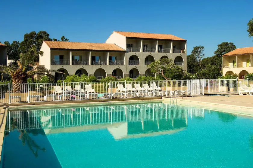 Beachfront apartment - pool - Image 1
