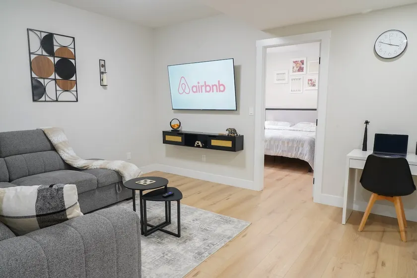 Luxury 2 Bed Suite: Close to Airport, DT & Rockies - Image 1