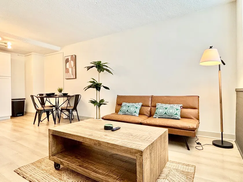 *FREE parking Central Location + POOL, GYM, SAUNA* - Image 1