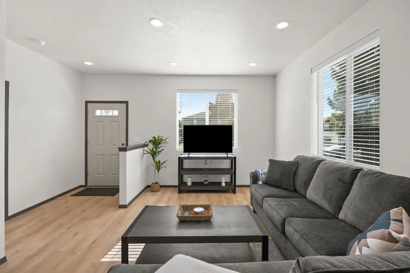 Near Gu, Modern Bungalow, Free Parking, Fast WIFI - Image 1