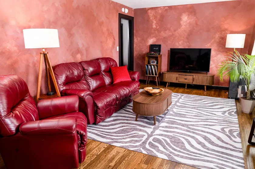 Designer 2BR • King Bed • Walk to Main Street - Image 1