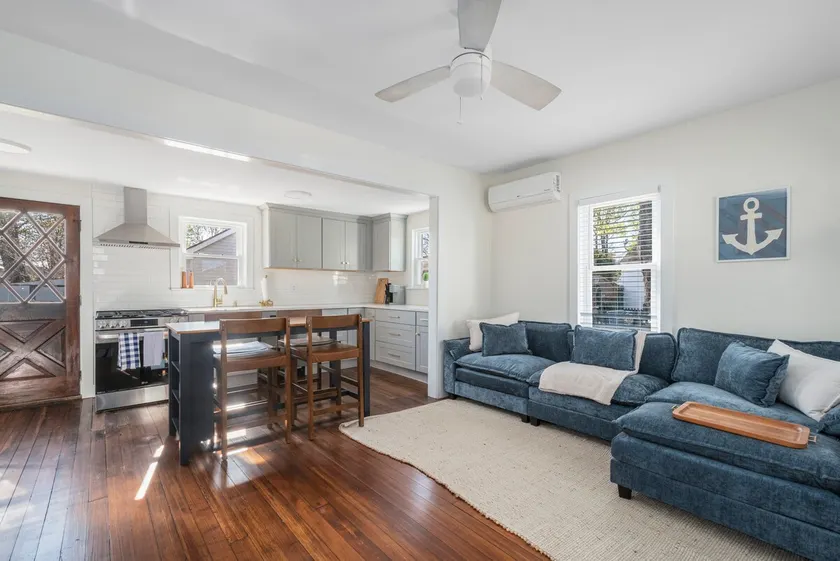 2BR Steps to Oakland Beach Near Airport - Image 1