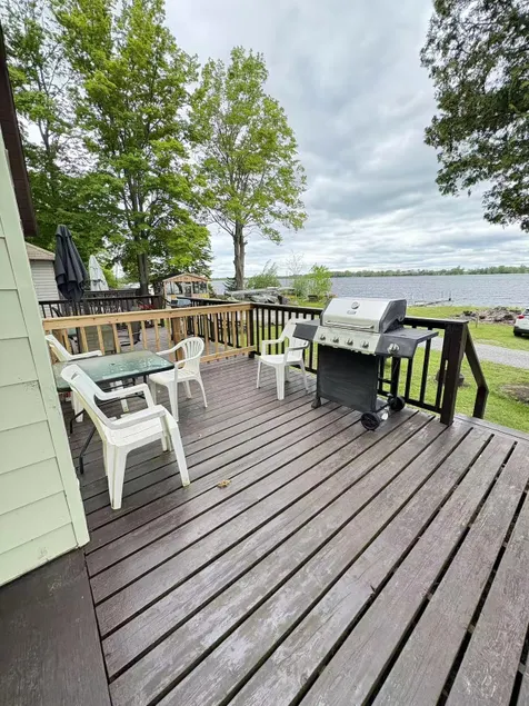 Lakefront Cottage #3-30 Minutes to Sandbanks - Image 1