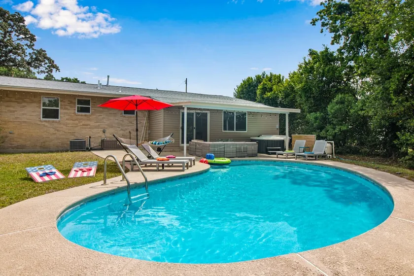* NEW * 3BR Pool & Hot Tub l 10 min to Beach - Image 1