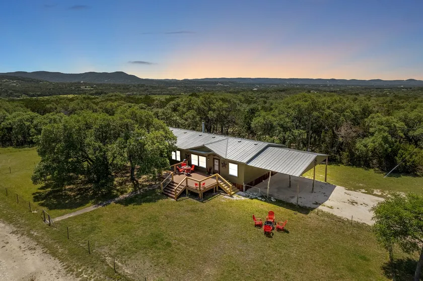 Tejas Hills | 4BR Retreat with Firepit & Hill View - Image 1