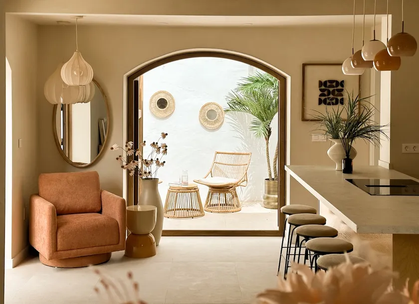 Family Villa + Private guest Apartment - Image 1