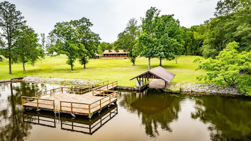 The Honey Hole Hideaway - Image 1