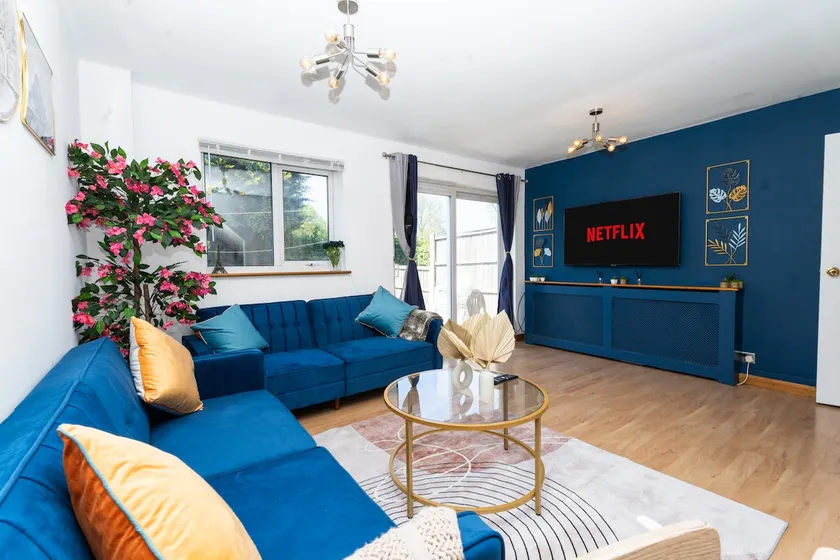 Homely Hornchurch - 5 Bed House - Image 1
