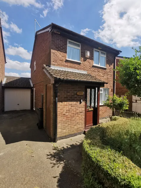 Detached 3 Bedroom House in Leicester with Private Parking - Image 1