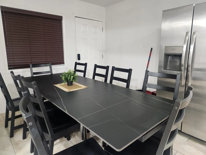 4 Bedroom & 3 Bathrooms. By Freeway. FREE Coffee - Image 1