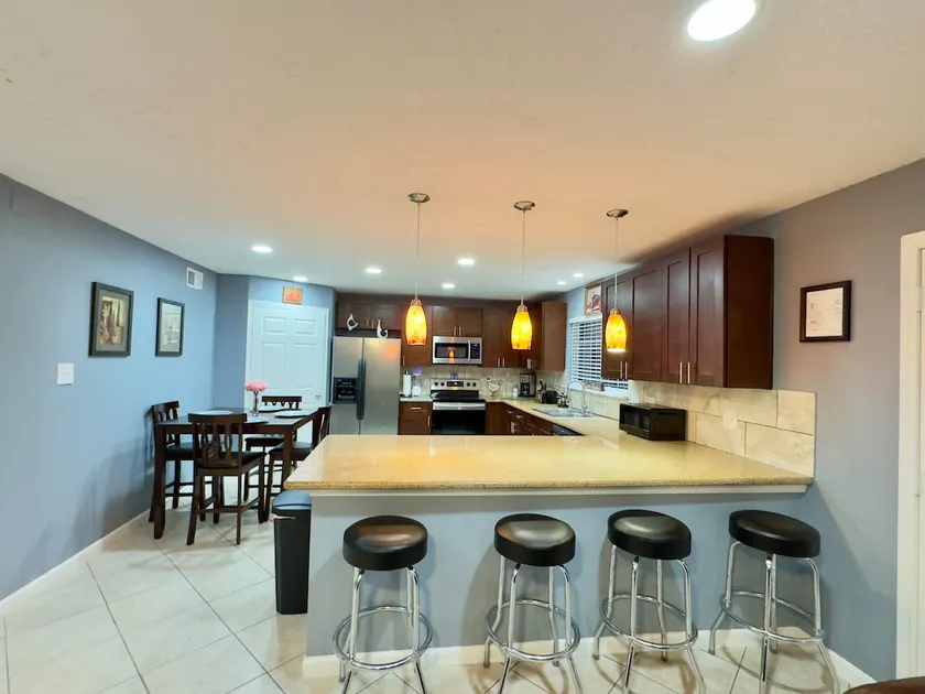 Spacious Home Sleeps 12 Ideal for Groups - Image 1