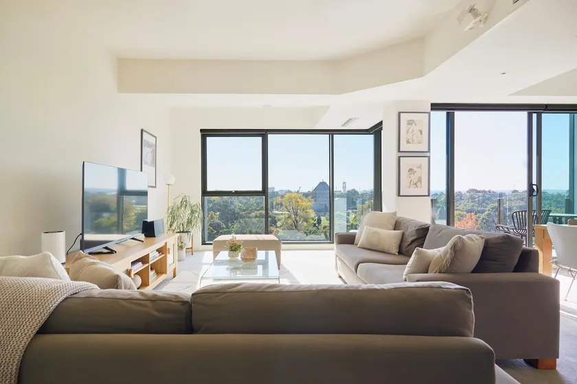Double-Storey Retreat, Stunning Views & Parking - Image 1