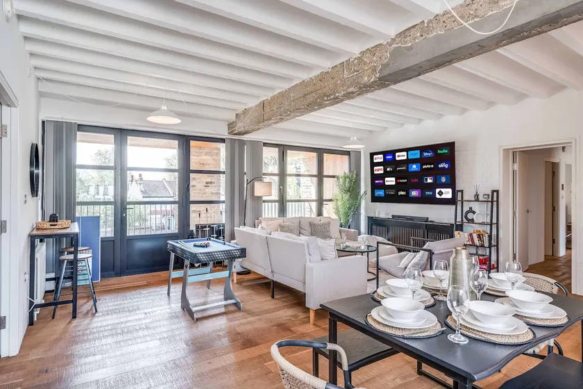 Luxe Penthouse with Balcony & Parking Near Greenwich - Image 1