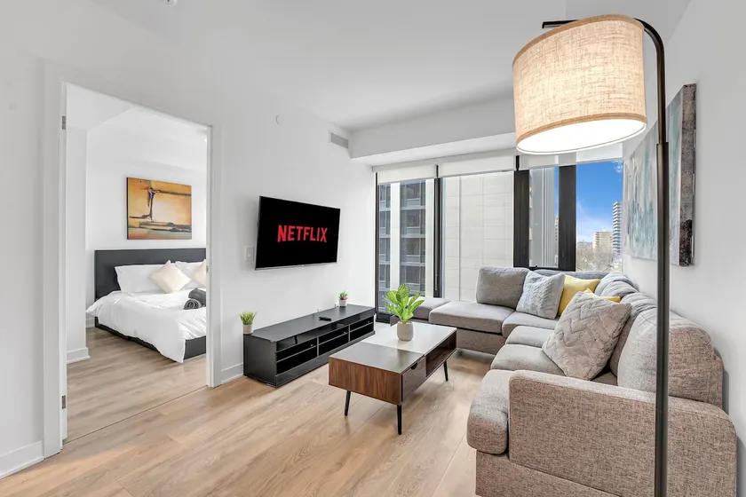 Cozy Condo Near Restaurant TTC - Image 1