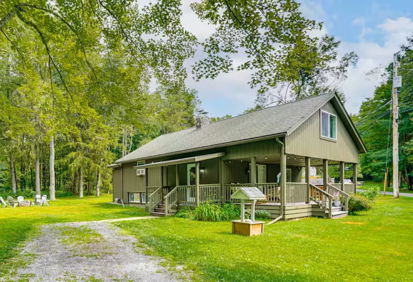 Private cottage close to shopping dining and skiing - Image 1