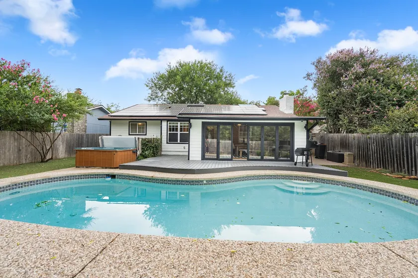 Pool House | Hot tub | Close to DT| Airport|Lounge - Image 1