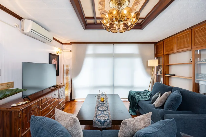 Okinawa Yomitan Village, 3-minute walk to the beach, spacious 7-room old house holiday villa, up to 14 people, enjoy the luxury historical style space - Image 1
